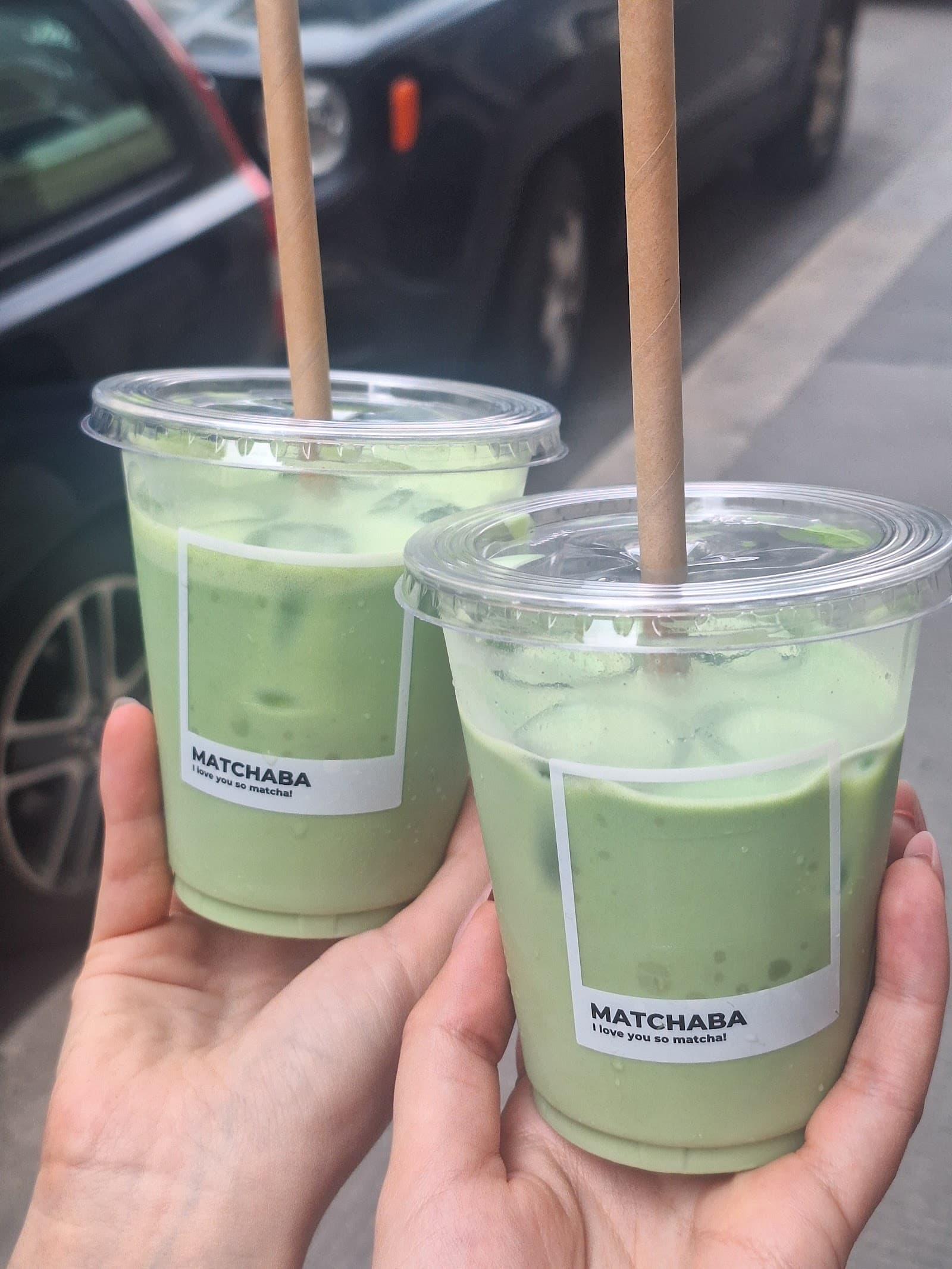 Zwei Iced Matcha Latte in MatchaBa Bechern