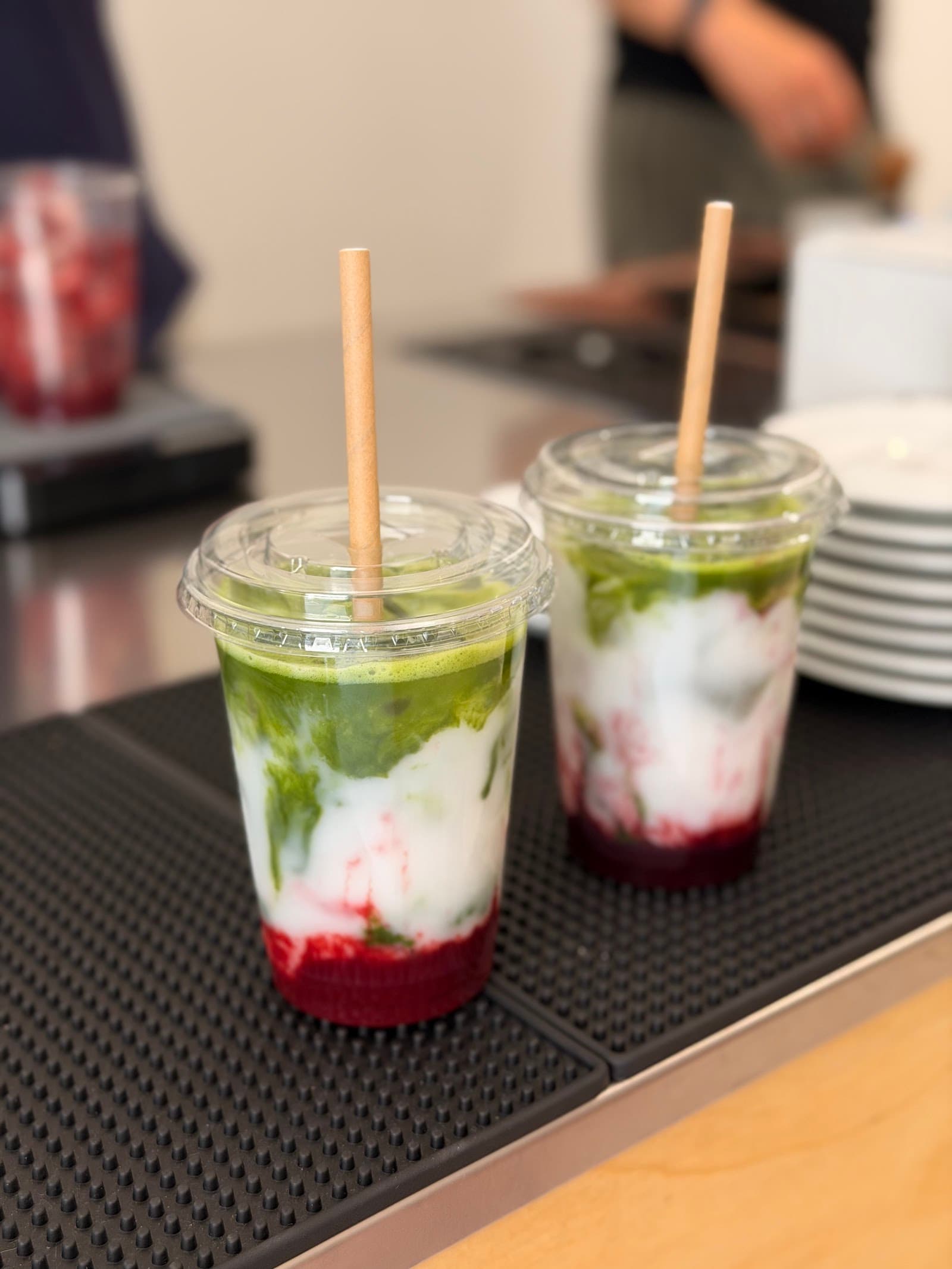 Zwei Cherry Matcha Drinks mit Schichten auf der Theke