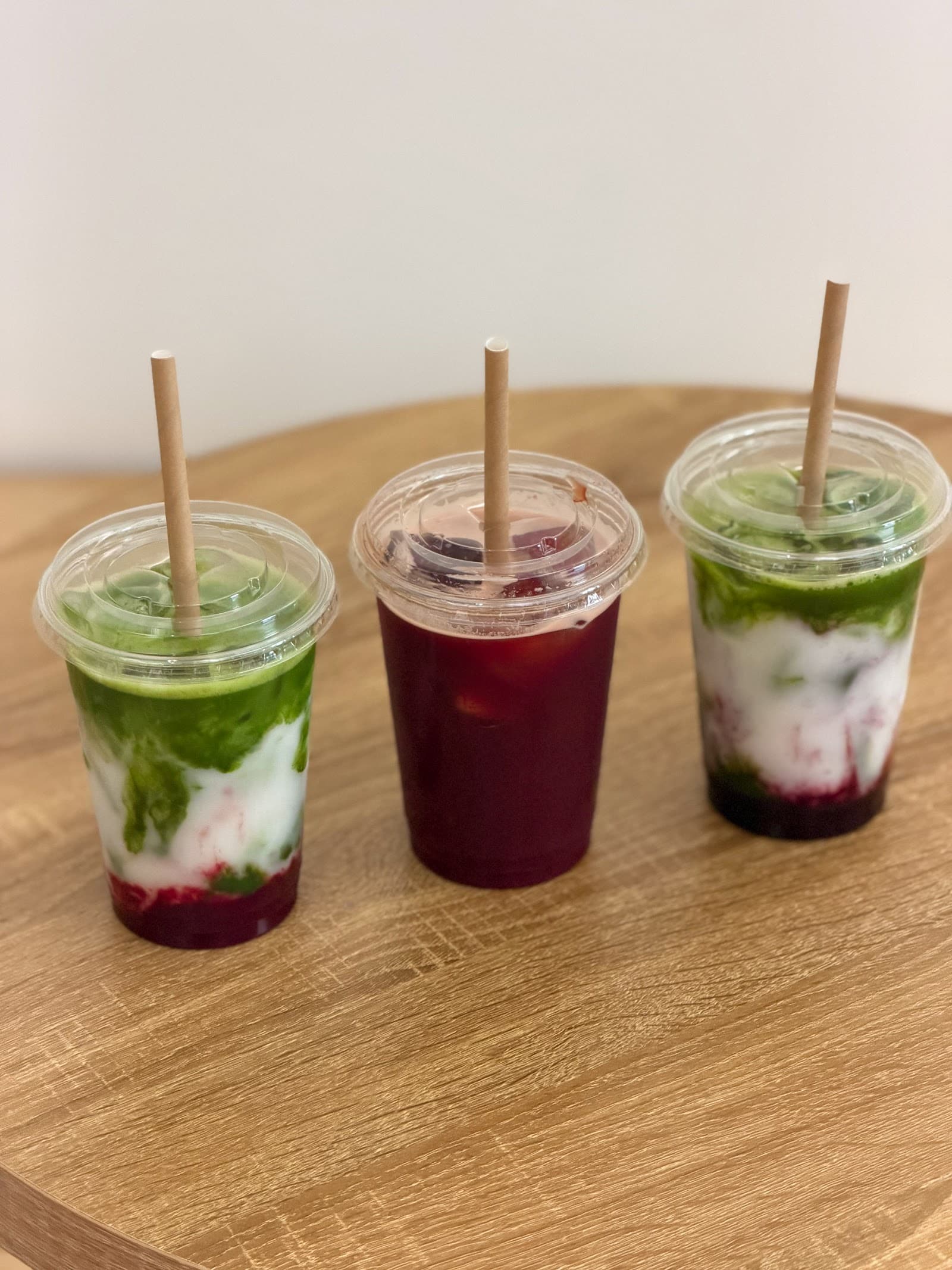 Drei Iced Drinks: Matcha und Cherry Cold Brew auf dem Tisch