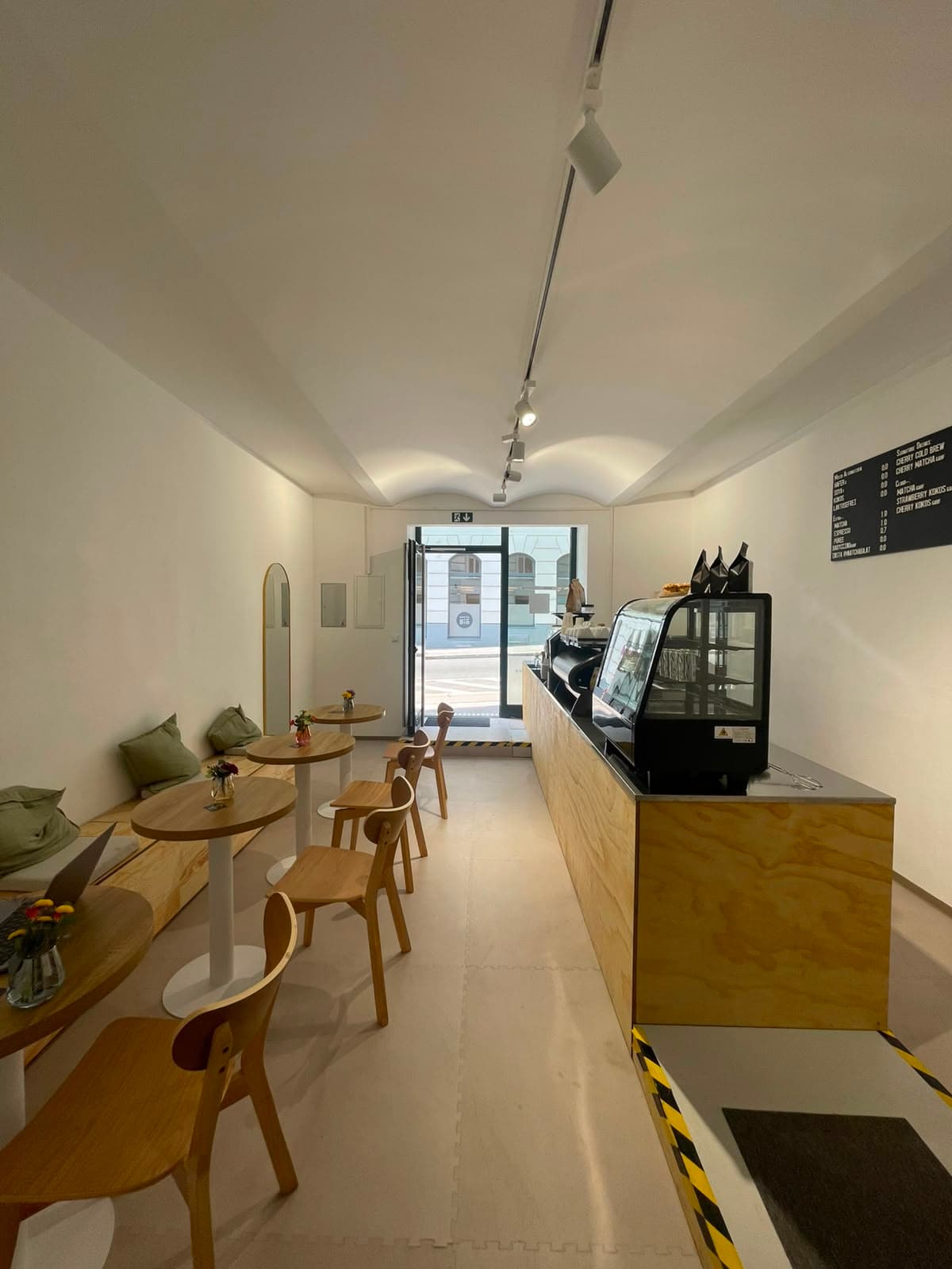 MatchaBa Café Innenraum mit Tischen und Theke in Wien