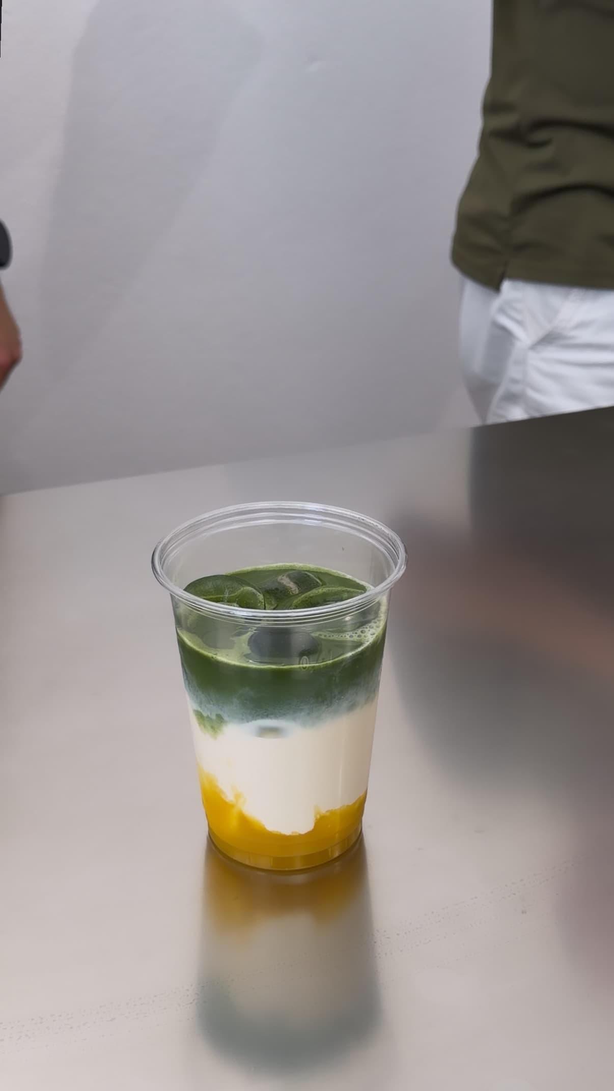 Mango Matcha – Matcha, Milch und Mangopüree in Schichten