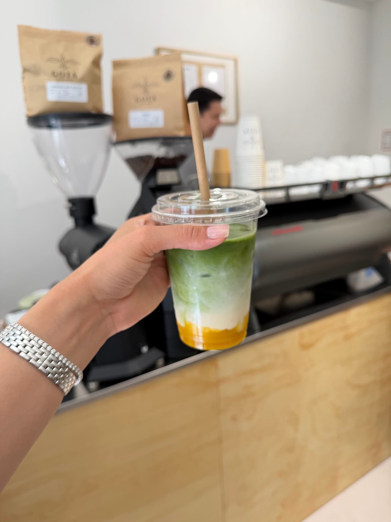 Mango Matcha mit Schichten vor der Theke